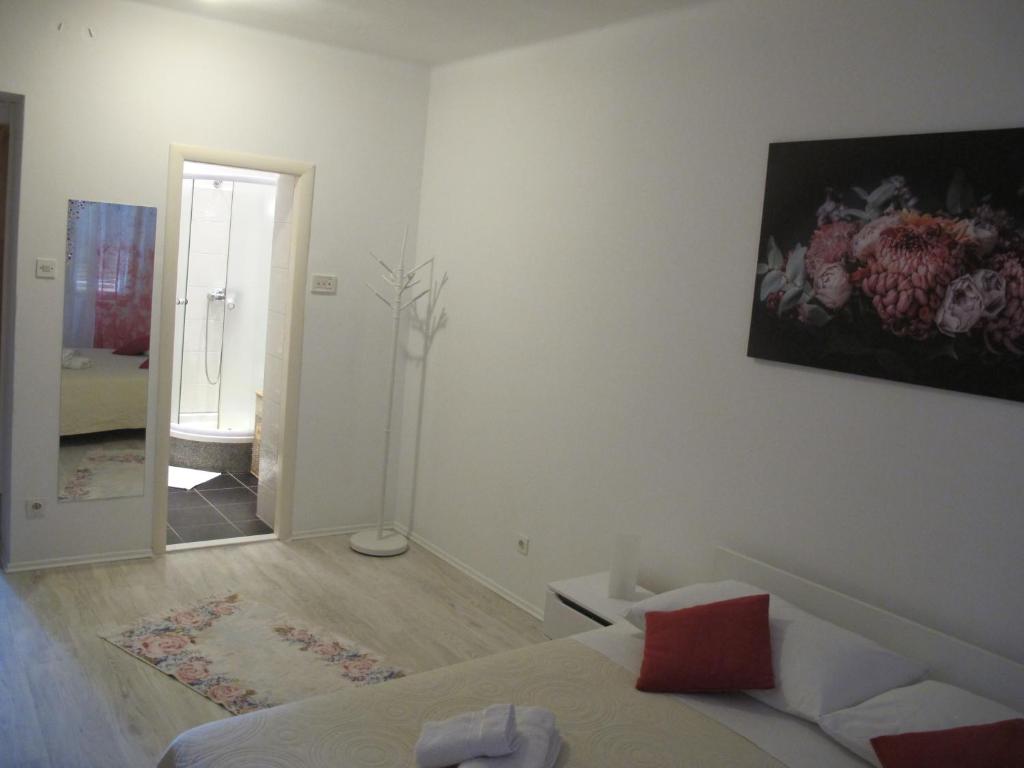 Postel nebo postele na pokoji v ubytování Rooms And Apartment Stambuk II