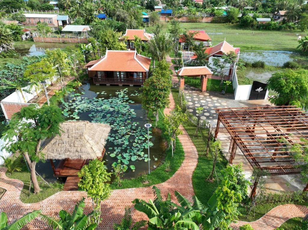 eine Luftansicht eines Resorts mit einem Teich mit Lilien in der Unterkunft Manil Home Stay - 3 Beds Room in Siem Reap