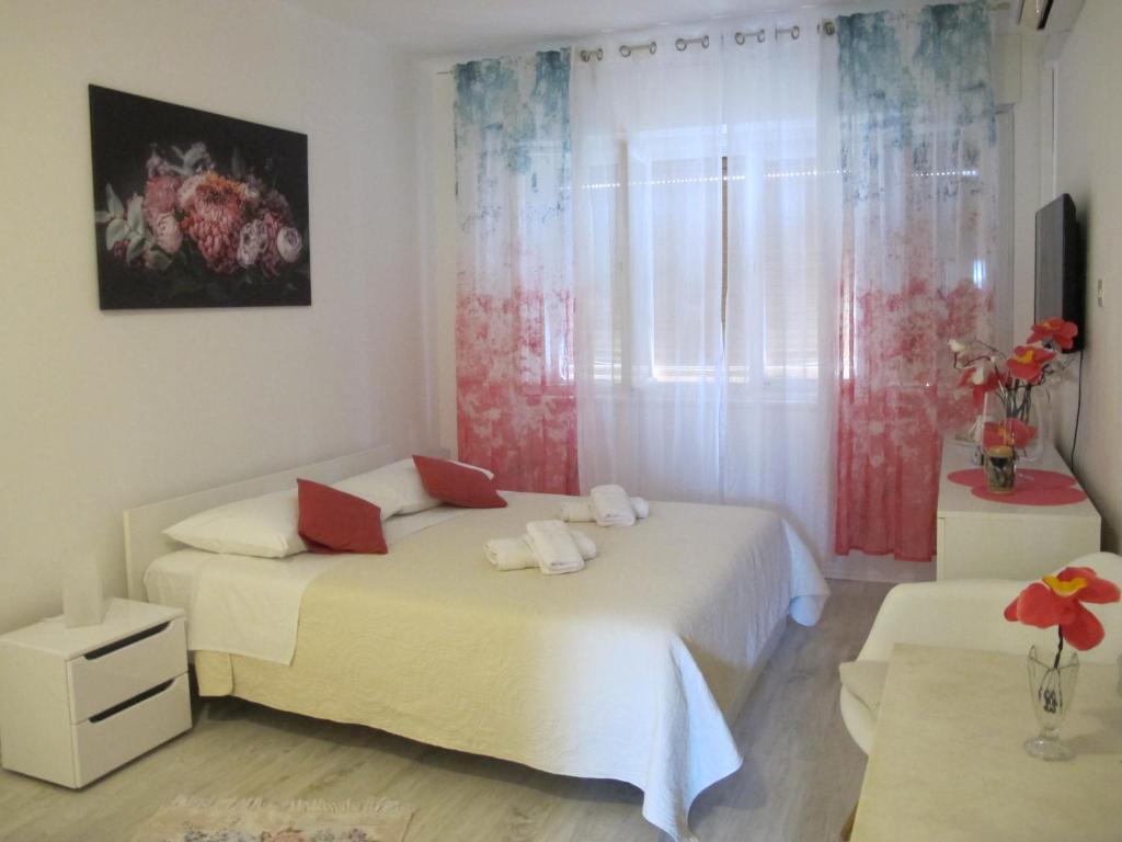 Postel nebo postele na pokoji v ubytování Rooms And Apartment Stambuk II