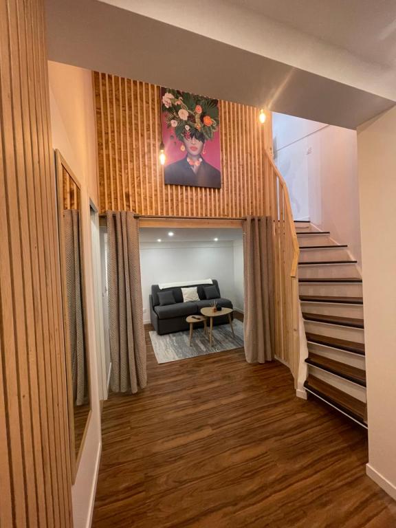 een trap naar een woonkamer met een bank bij Eiffel Tour - Cosy Manéo in Parijs