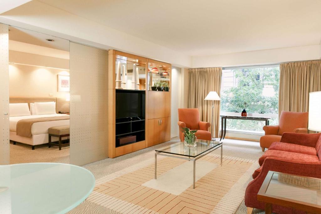 uma sala de estar com um sofá e uma mesa em Doubletree By Hilton Buenos Aires em Buenos Aires