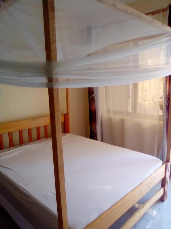 Litera superior con colchón blanco en Happy Suites, en Mombasa