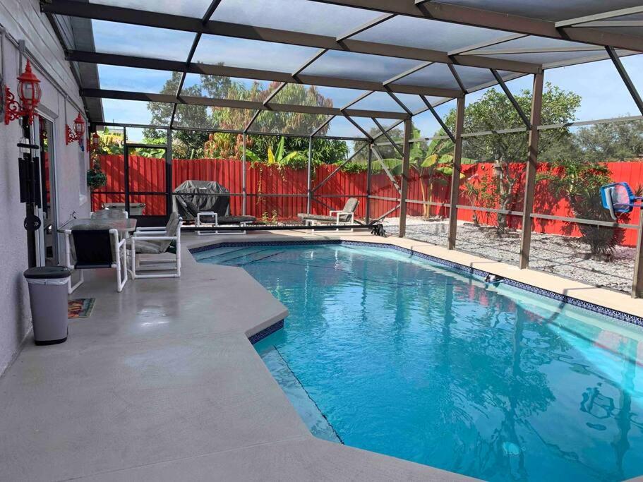 een groot zwembad met een schuifdak bij Private Pool, 18 minutes to universal studios in Kissimmee