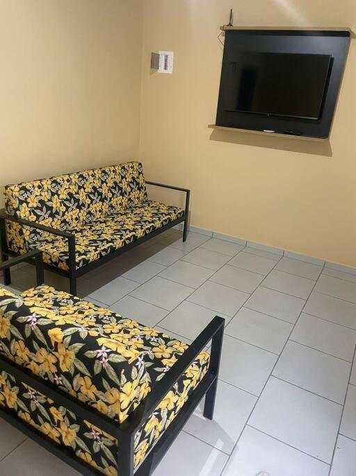 Zimmer mit 2 Sofas und einem Flachbild-TV in der Unterkunft Ap completo otimo local proximo shopping 2 in Campo Grande