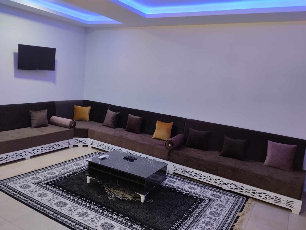 sala de estar con sofá y mesa en Résidence djerba 4, en Houmt El Souk