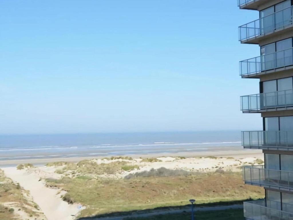 - Vistas a la playa desde un edificio en Plaza H0733 with beautiful side sea view, en Oostduinkerke