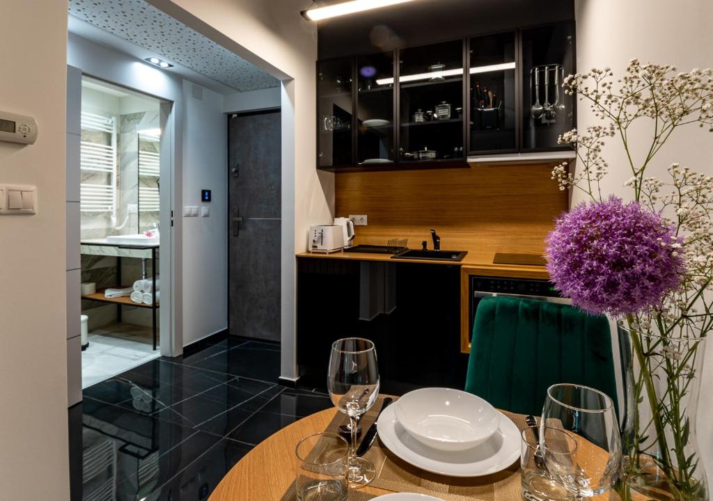 Kuchyň nebo kuchyňský kout v ubytování Noir Hotel