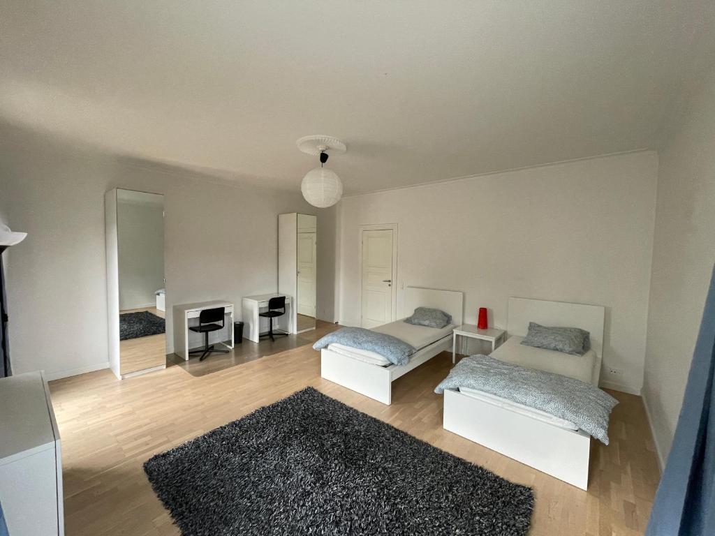 sala de estar con 2 camas y alfombra en Spacious room in shared accommodation, en Gentofte