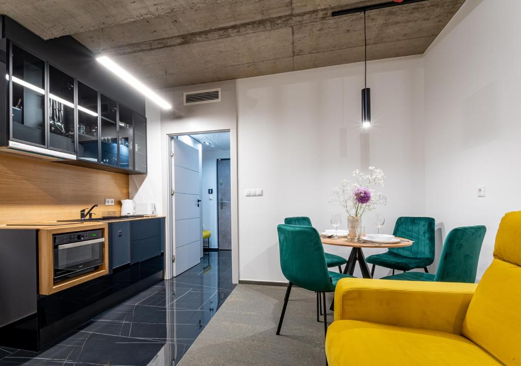 Kuchyň nebo kuchyňský kout v ubytování Noir Hotel