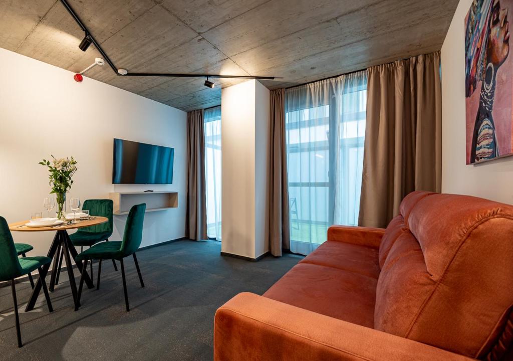 TV a/nebo společenská místnost v ubytování Noir Hotel