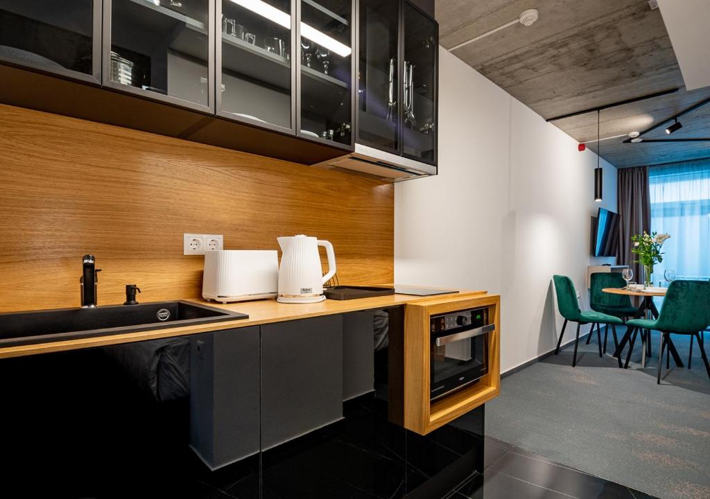 Kuchyň nebo kuchyňský kout v ubytování Noir Hotel