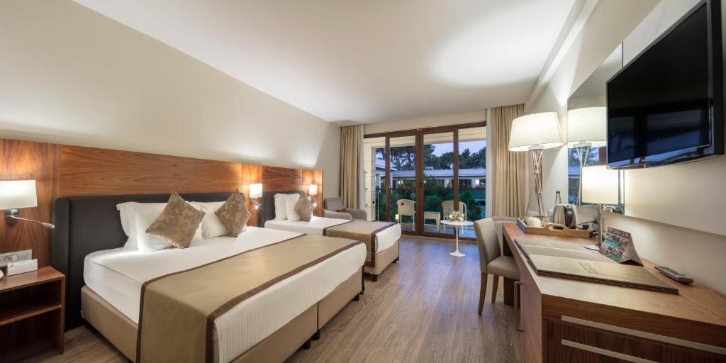 TV a/nebo společenská místnost v ubytování Nirvana Mediterranean Excellence - Ultra All Inclusive