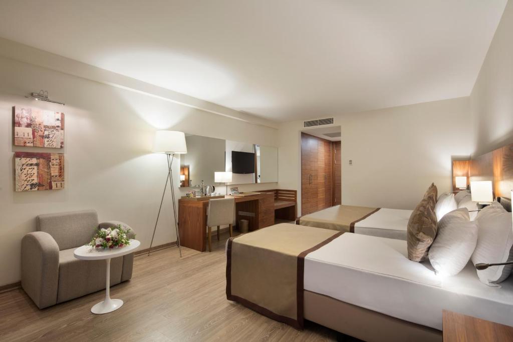 TV a/nebo společenská místnost v ubytování Nirvana Mediterranean Excellence - Ultra All Inclusive