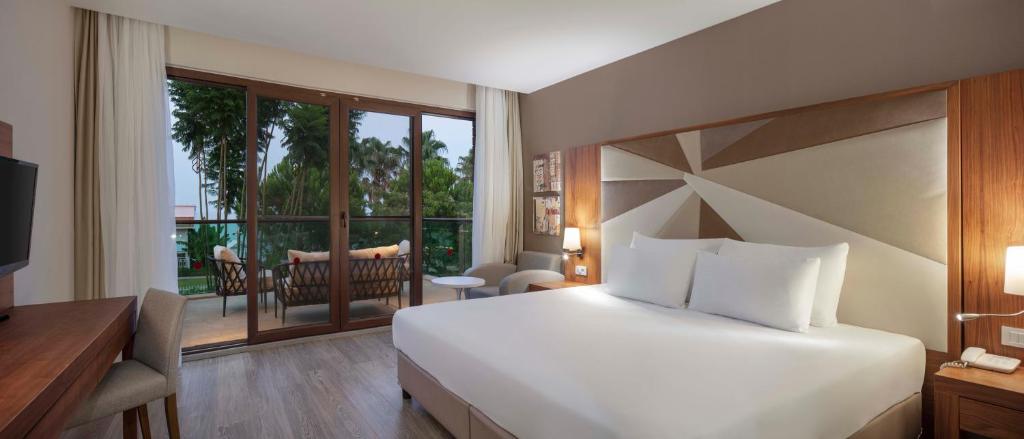 Postel nebo postele na pokoji v ubytování Nirvana Mediterranean Excellence - Ultra All Inclusive