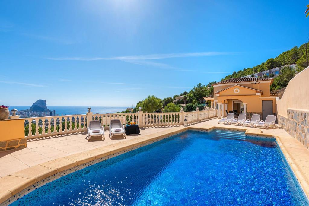 Bazén v ubytovaní Villa Ros - PlusHolidays alebo v jeho blízkosti