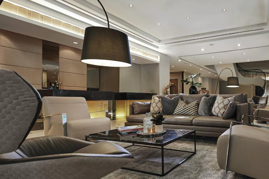 uma sala de estar com um sofá e uma mesa em AC Hotel by Marriott Kuala Lumpur em Kuala Lumpur