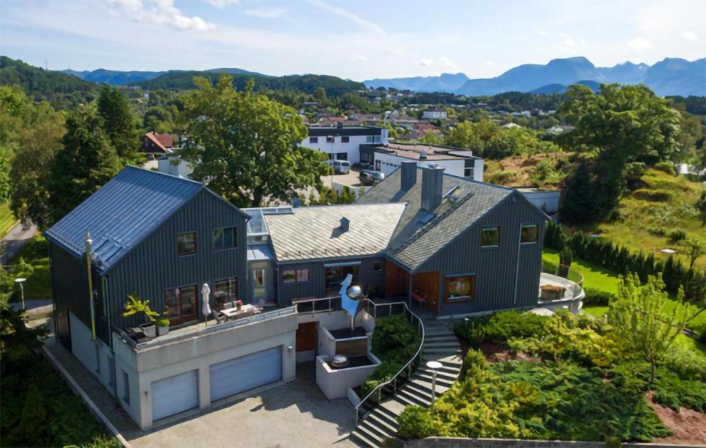 una vista aérea de una casa en 2 Bedroom Awesome Home In lesund, en Ålesund