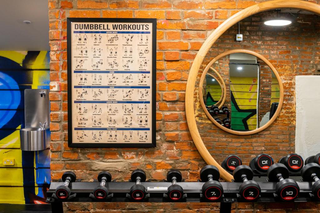 Fitness centrum a/nebo fitness zařízení v ubytování Prom Hotel