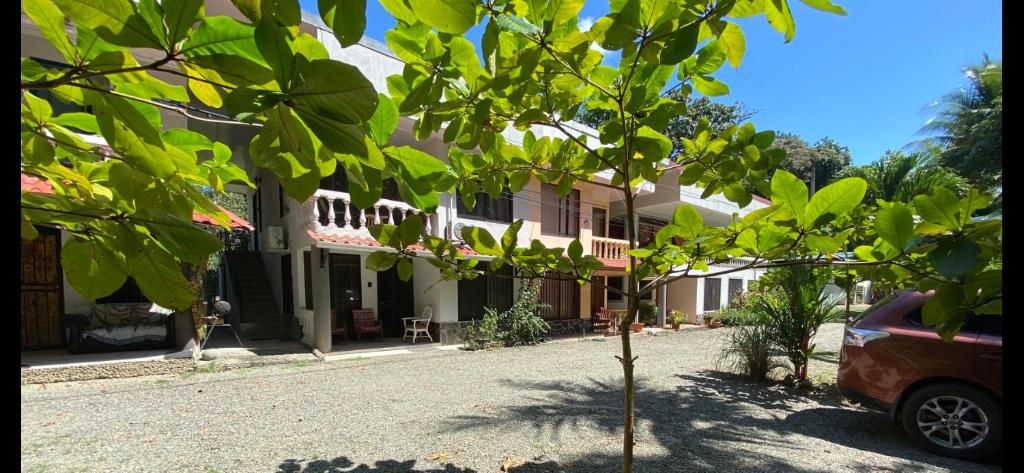 a car parked in front of a house at Apto Cielo Azul in Manuel Antonio