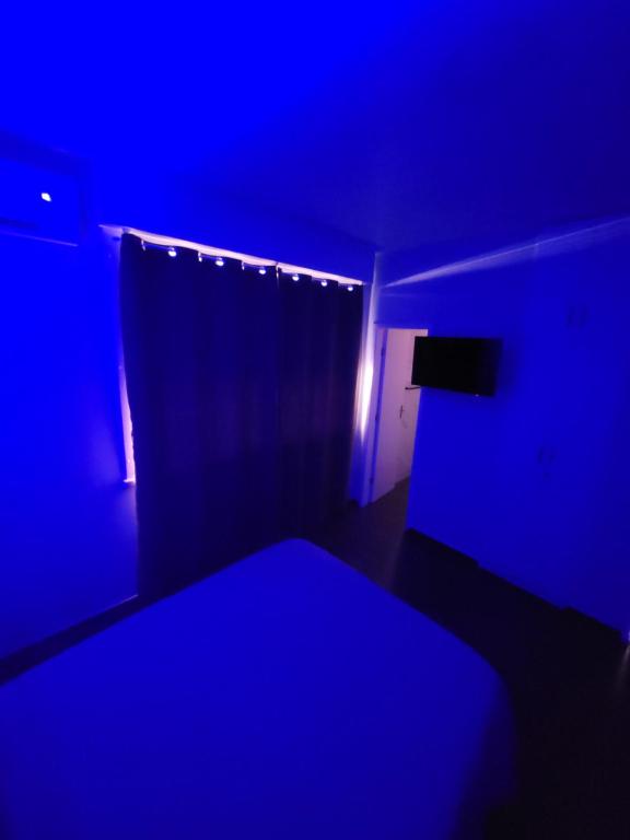 Camera blu con letto e tenda di Flabeachdan a Rio de Janeiro