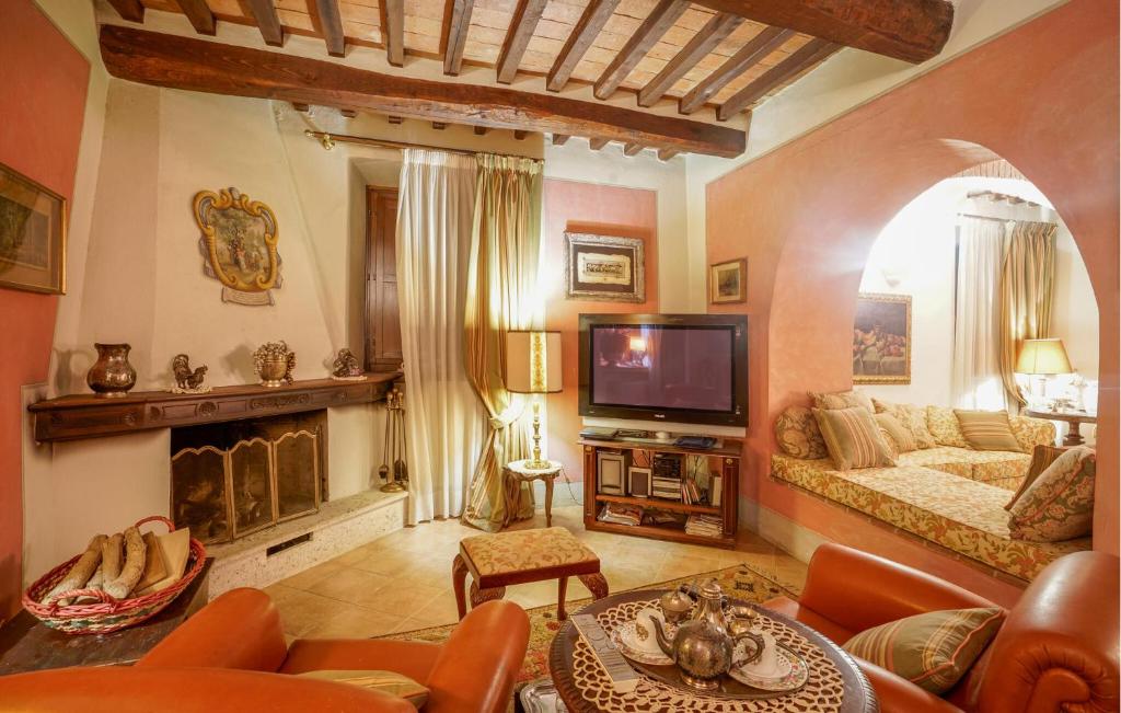 een woonkamer met een bank en een tv bij 3 Bedroom Stunning Apartment In Rapolano Terme in Rapolano Terme