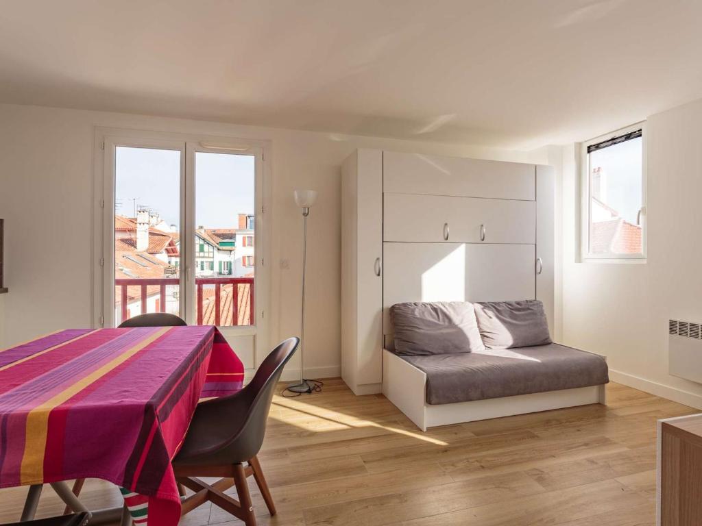 een woonkamer met een tafel en een bed bij Appartement Saint-Jean-de-Luz, 2 pièces, 4 personnes - FR-1-4-566 in Saint-Jean-de-Luz