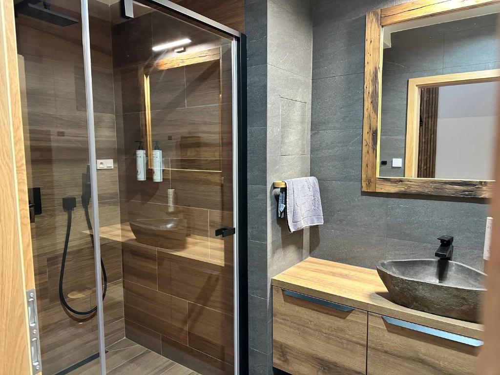 Koupelna v ubytování Luxusní Apartmány Domovjanka - LYSÁ HORA, SMRK, KMÍNEK, SLAVÍČ