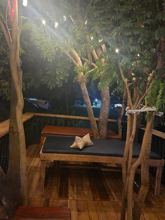 Stolní tenis v ubytování Suk Sabai Homestay nebo okolí