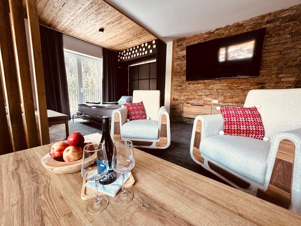 Posezení v ubytování Luxusní Apartmány Domovjanka - LYSÁ HORA, SMRK, KMÍNEK, SLAVÍČ