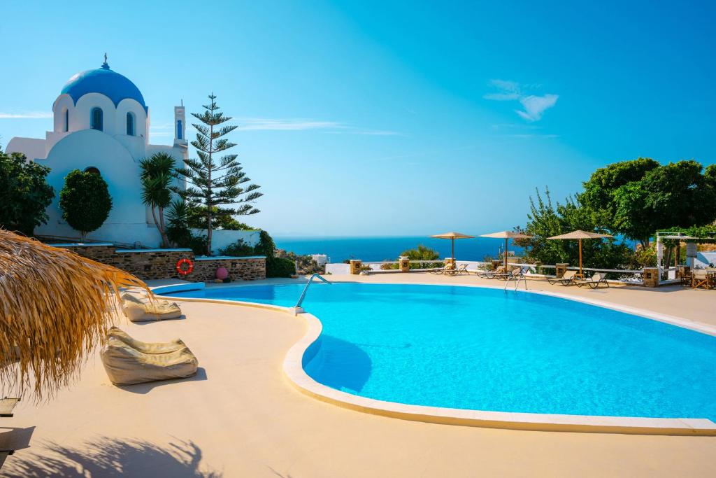 a swimming pool in front of a building at Fanari Art in Ios Chora