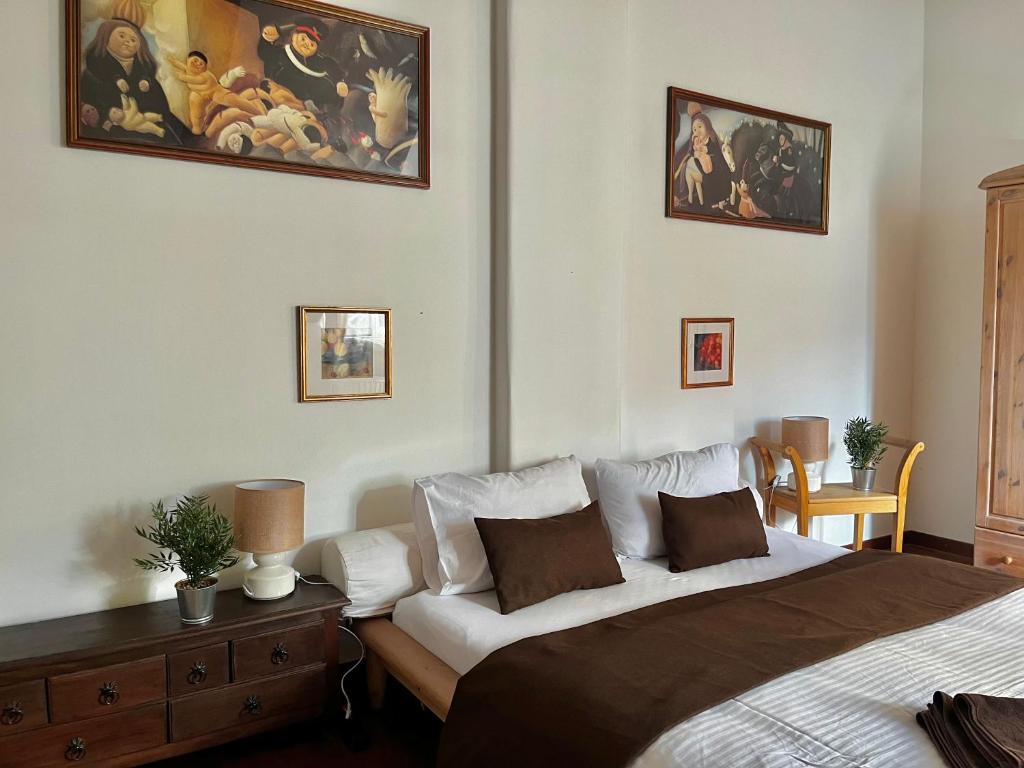 プラハにあるOld Town Prague Apartmentのベッドルーム(ベッド1台、ソファ付)