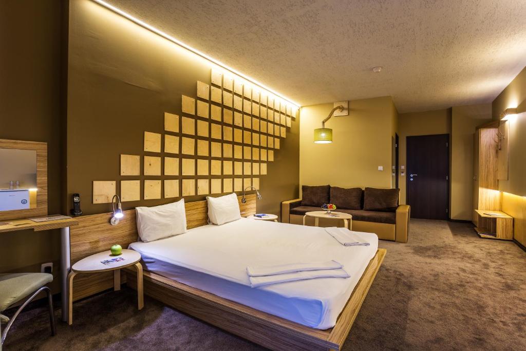 Een bed of bedden in een kamer bij Art Hotel Simona