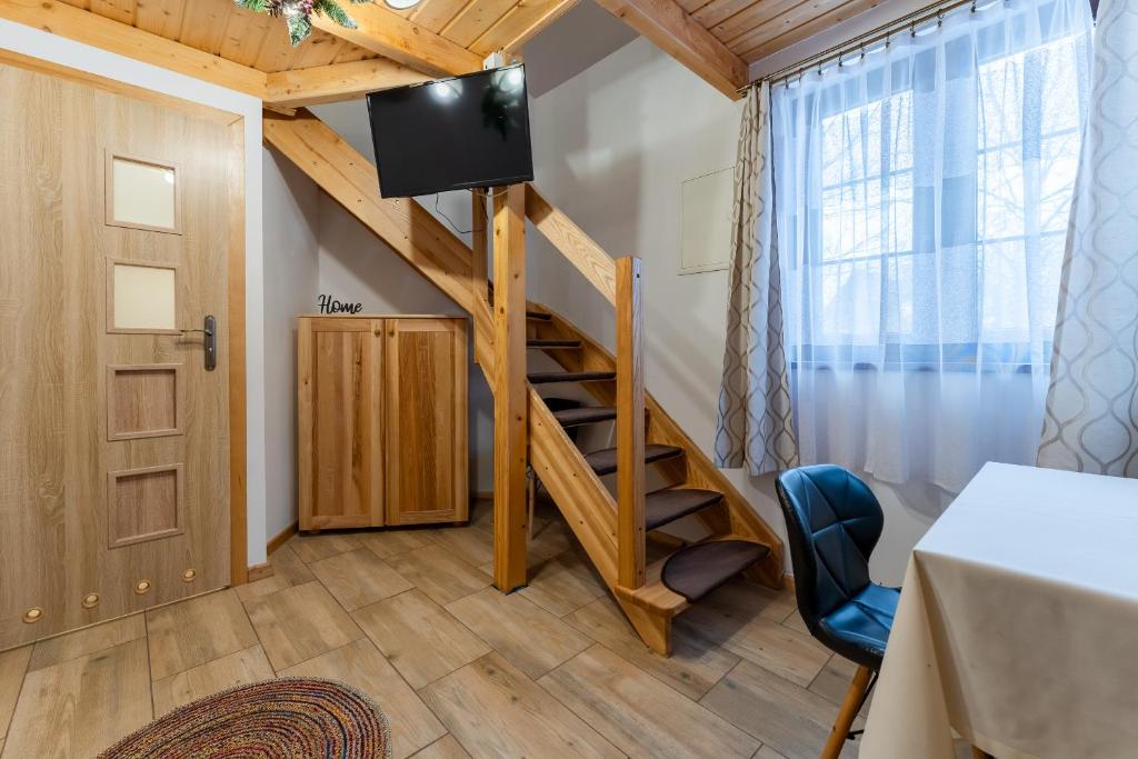 Televízia a/alebo spoločenská miestnosť v ubytovaní Dom Krawca - pod Chojnikiem