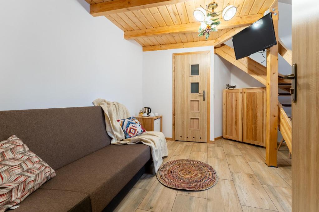 Televízia a/alebo spoločenská miestnosť v ubytovaní Dom Krawca - pod Chojnikiem