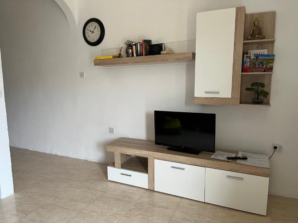 TV a/nebo společenská místnost v ubytování Gozo Belle Mare Apartments