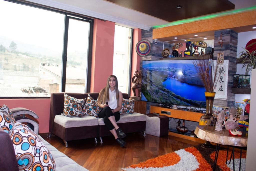 TV a/nebo společenská místnost v ubytování HOTEL MADURAI