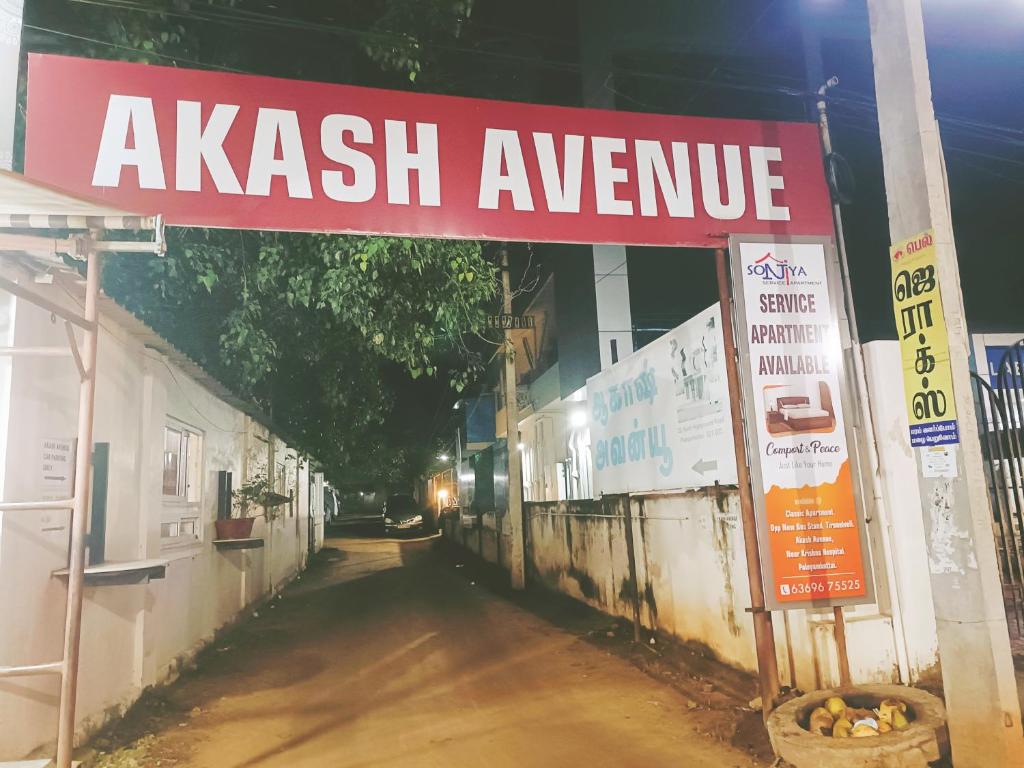 een bord dat akash avenue leest op een straat bij Akash Avenue Soniya Service Apartment in Tirunelveli