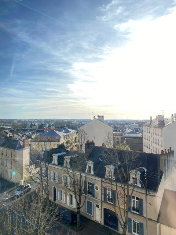 - une vue sur une ville avec des bâtiments dans l'établissement Appartement jusqu'à 6 couchages, au Mans
