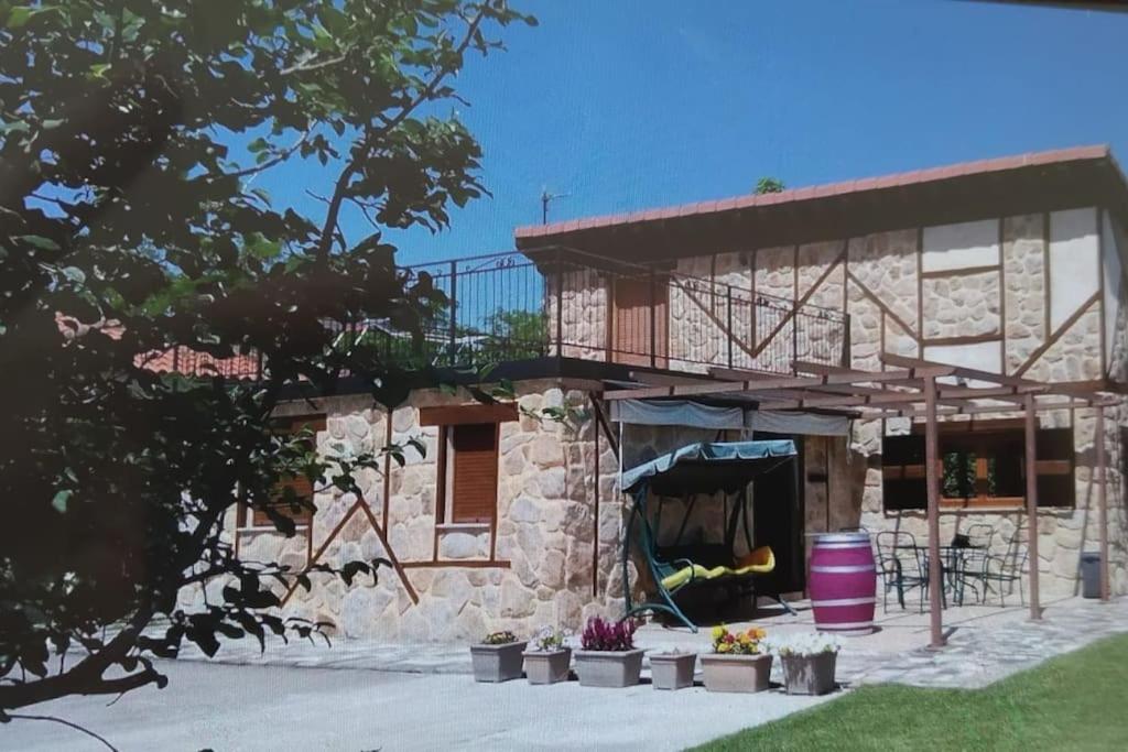 una casa in costruzione con balcone di Villa El Salinar en Salamanca. Ideal familia/grupo a Calvarrasa de Abajo