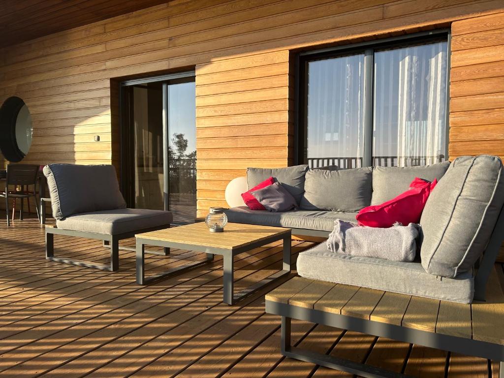 Posedenie v ubytovaní Villa l'Alpana en bois vue mer a 180 degres