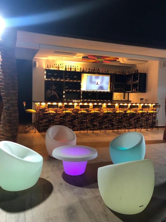 TV a/nebo společenská místnost v ubytování ALTO VERDE HOTEL