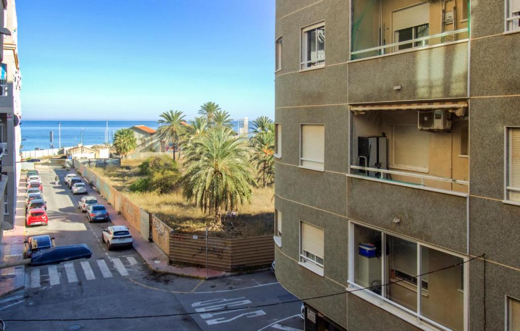 uma vista aérea de um edifício e da praia em 3 Bedroom Nice Apartment In Torrevieja em Torrevieja