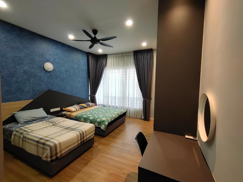 Cozy House in Kajang في كاجانغ: غرفة نوم بسريرين ومروحة سقف