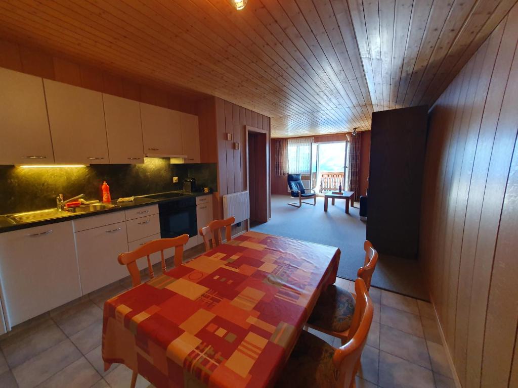 cocina y comedor con mesa y sillas en Chalet Tamara en Riederalp