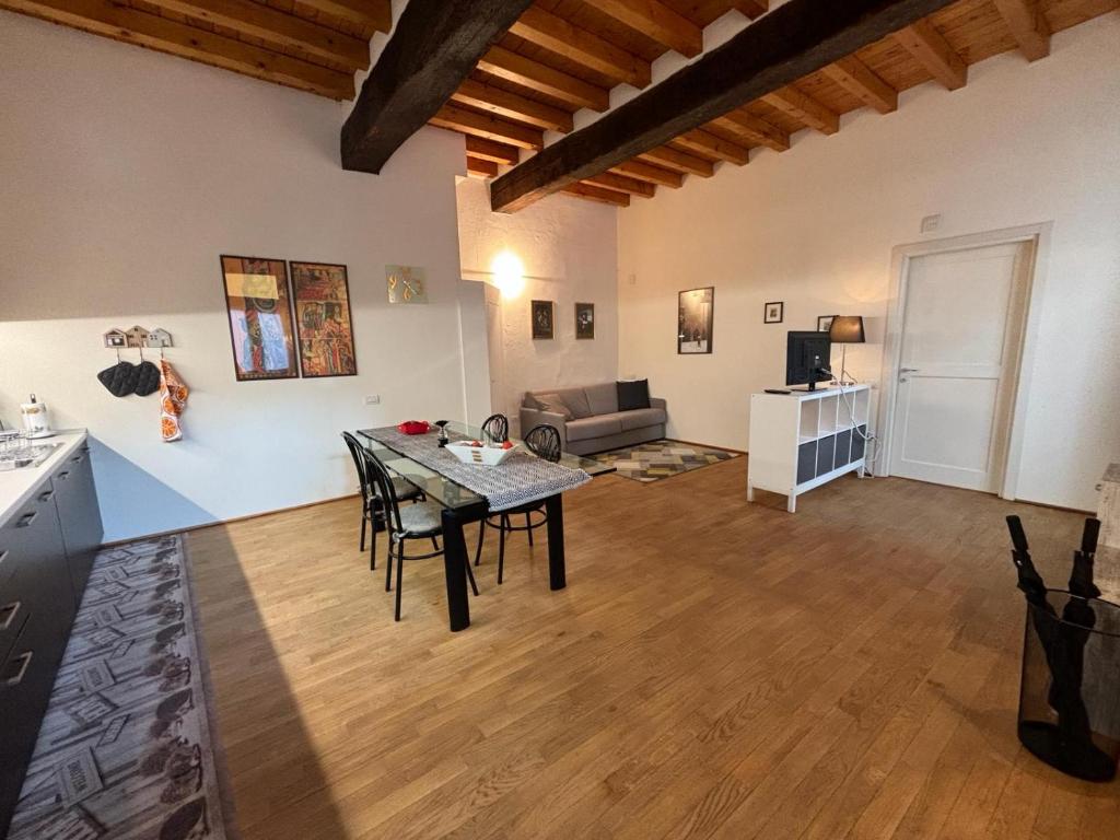 cocina y sala de estar con mesa y sillas en La CASETTA di NICO, en Cremona