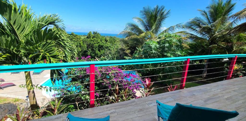Balkón nebo terasa v ubytování Pipirite Chantant - Maison créole vue mer