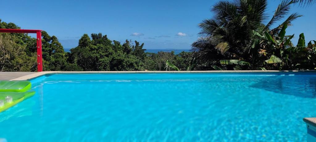 Bazén v ubytování Pipirite Chantant - Maison créole vue mer nebo v jeho okolí