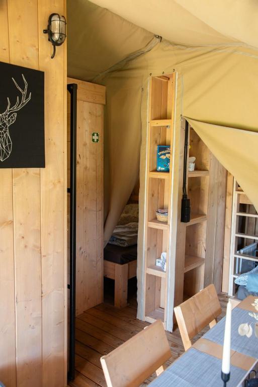 Palanda nebo palandy na pokoji v ubytování Glampingzelt Heide - Lodge