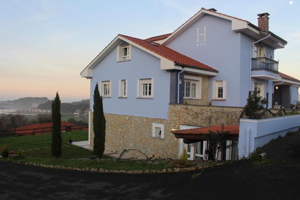 里瓦德塞利亞的住宿－米拉多德爾賽拉酒店，白色房子,有红色屋顶