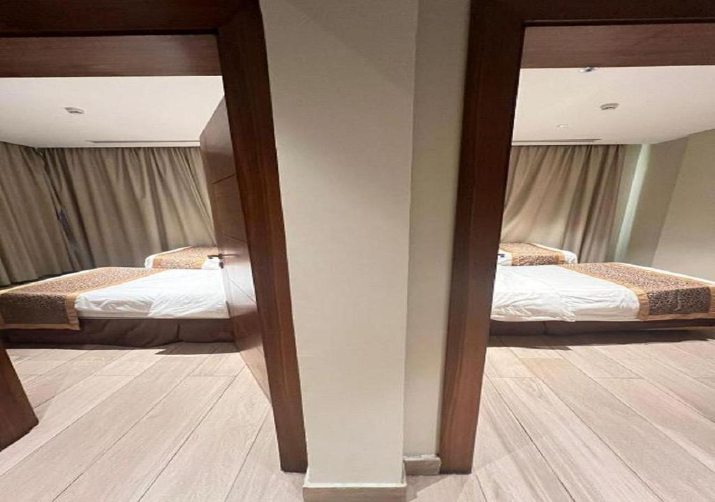 Postel nebo postele na pokoji v ubytování تيارا قريش
